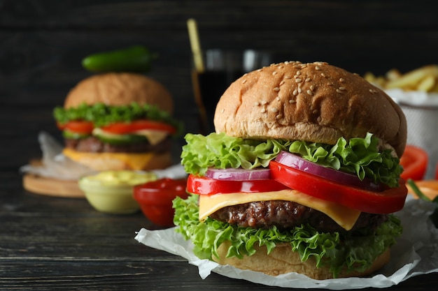 Concept de cuisine savoureuse avec de délicieux hamburgers