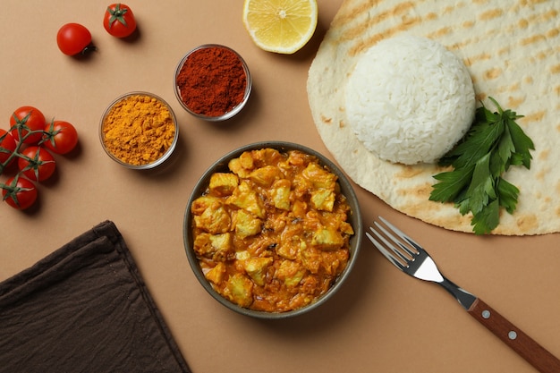 Photo concept de cuisine savoureuse avec poulet tikka sur beige contexte