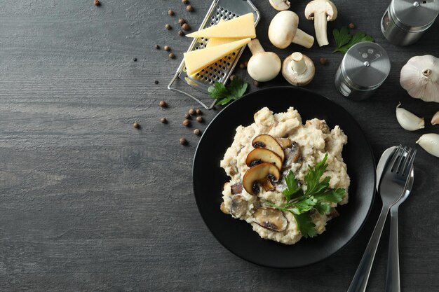 Concept de cuisine savoureuse avec risotto aux champignons, espace pour le texte