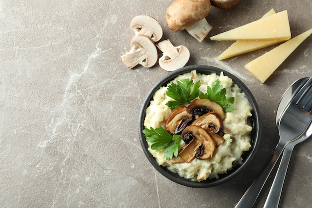 Concept de cuisine savoureuse avec risotto aux champignons, espace pour le texte