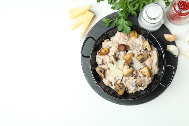 Concept de cuisine savoureuse avec risotto aux champignons, espace pour le texte