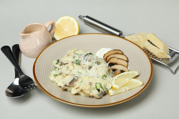 Concept de cuisine savoureuse avec risotto aux champignons sur fond gris clair