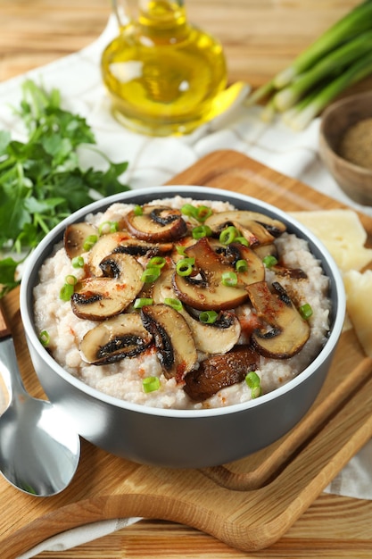 Concept de cuisine savoureuse avec risotto aux champignons, gros plan