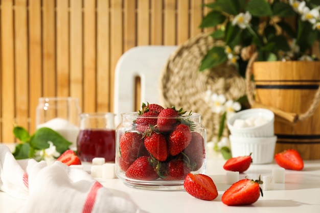 Concept de cuisine savoureuse et sucrée confiture de fraises