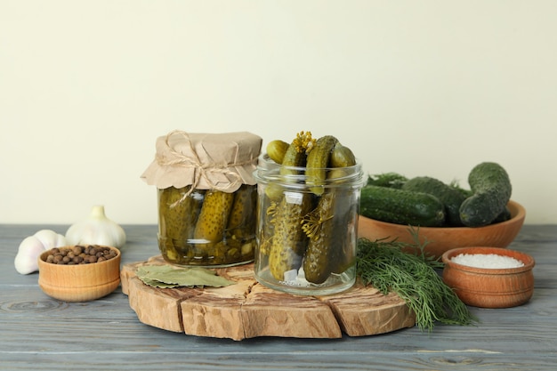 Concept de cuisson des cornichons sur une table en bois gris