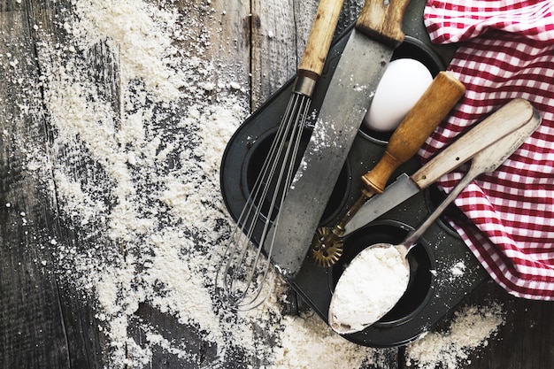 Concept de cuisson cuisine cuisinière accessoires pour cuire sur fond de bois avec de la farine. Vue de dessus. Processus de cuisson. Personne.