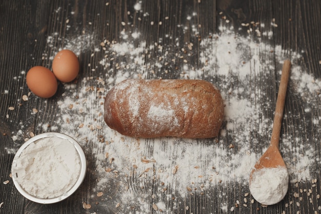 Concept de cuisson du pain maison. Les ingrédients et le tel quel.