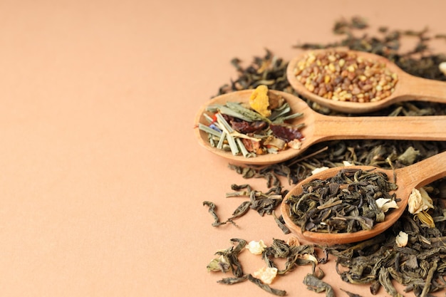 Concept de cuisson du thé avec différents types de thé sur fond beige