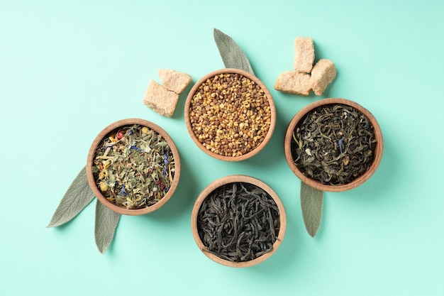 Concept de cuisson du thé avec différents types de thé sur fond de menthe