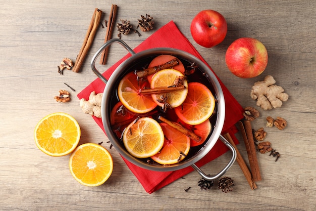 Concept de cuisson du vin chaud sur fond de bois