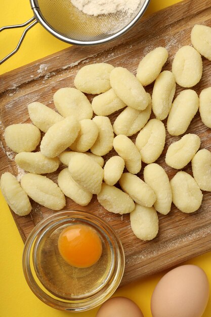 Concept de cuisson des gnocchis de pommes de terre sur fond jaune