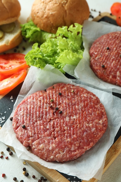 Concept de cuisson de hamburger avec des ingrédients de hamburger, gros plan