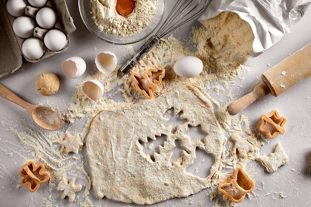 Concept de cuisson pâte crue pour biscuits oeufs coupe-farine en forme d'étoile et de papillon sur un tableau blanc Vue de dessus