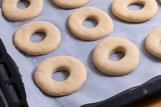 Concept de cuisson Pâte levée organique de coupe faite maison avec des noix de muscade moulues pour des beignets