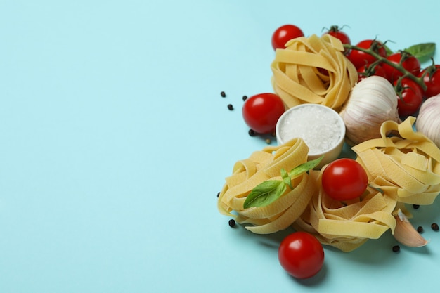 Concept de cuisson de pâtes savoureuses sur bleu