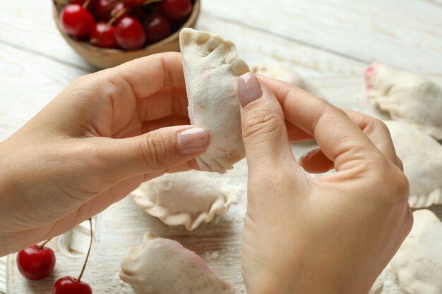 Concept de cuisson pierogi avec cerise, gros plan