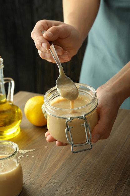 Concept de cuisson de plats savoureux avec sauce tahini sur table en bois