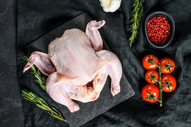 Concept de cuisson de poulet entier au romarin et au poivre rose. Vue de dessus