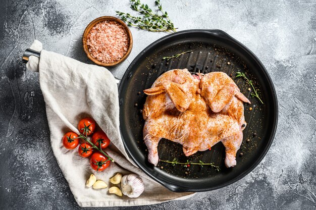 Le concept de cuisson d'un poulet de tabac. Vue de dessus