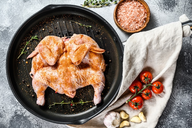 Le concept de la cuisson d'un poulet de tabac