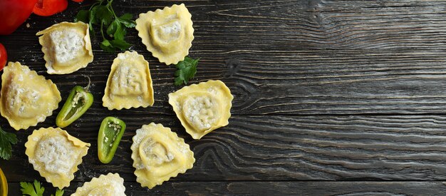 Concept de cuisson des raviolis sur fond de bois