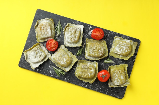 Concept de cuisson des raviolis sur fond jaune