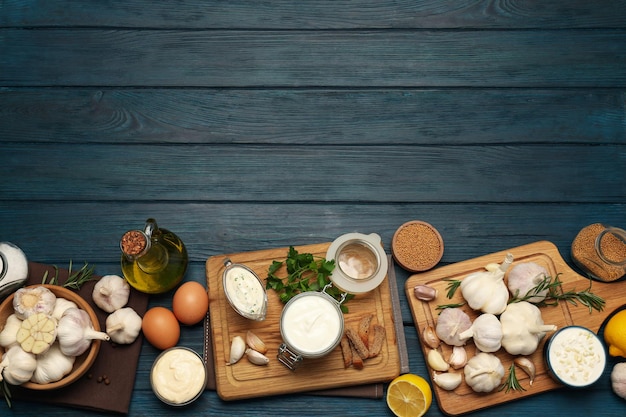 Concept de cuisson de la sauce à l'ail sur fond de bois