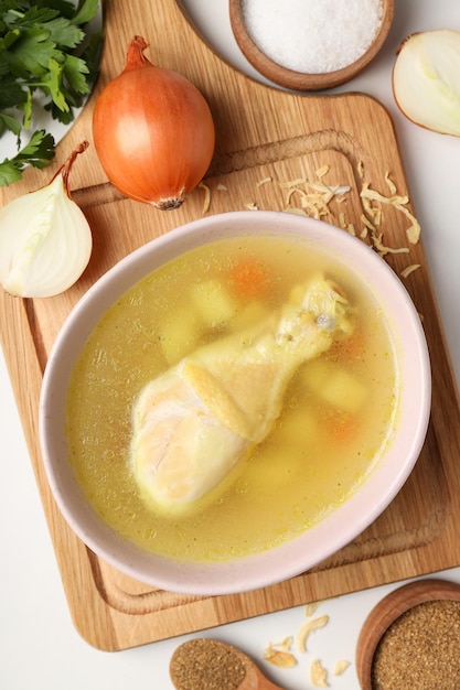 Concept de cuisson de la soupe au poulet sur fond blanc