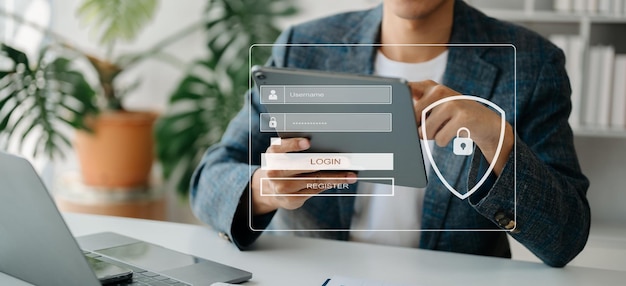 Concept de cybersécurité Connexion Sécurité et cryptage des informations d'identification de l'utilisateur accès sécurisé aux informations personnelles de l'utilisateur femme utilisant un smartphone et une tablette au bureauxA
