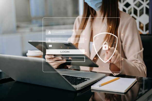Concept de cybersécurité Connexion Sécurité et cryptage des informations d'identification de l'utilisateur Accès sécurisé aux informations personnelles de l'utilisateur Femme utilisant un smartphone et une tablette