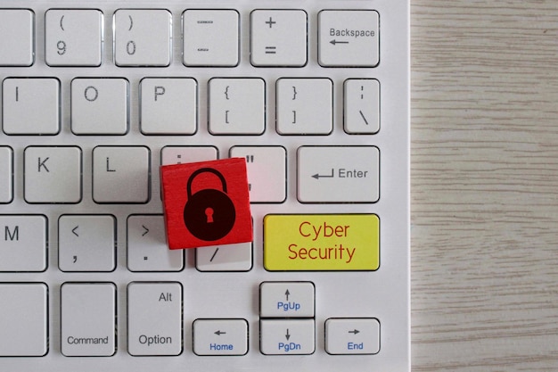 Concept de cybersécurité Cube en bois rouge avec icône de cadenas sur le clavier avec texte Cyber Security