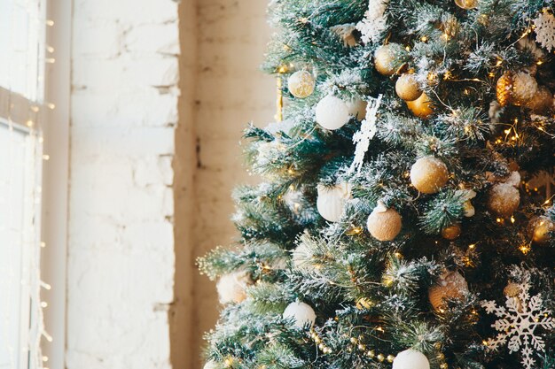 Concept de décoration et de célébration des fêtes de fin d'année en gros plan sur un arbre de Noël décoré de boules et...