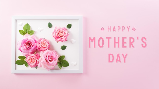 Concept de décoration Happy Mother's Day à base de fleur rose et cadre photo avec le texte sur fond pastel rose