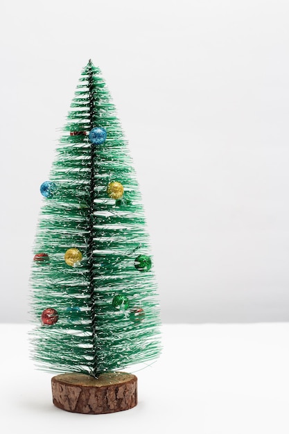 Concept de décoration de Noël Arbre de Noël décorant avec des boules colorées sur fond blanc