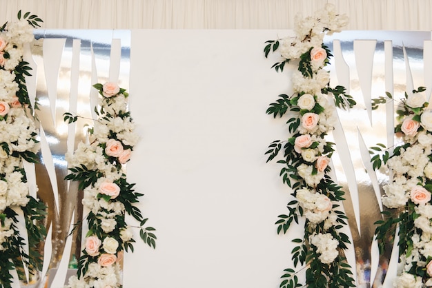 Le concept de décoration pour les mariages et les vacances, les arrangements floraux sur les tables, le Présidium des jeunes mariés