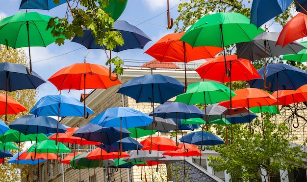 Concept de décoration de rue de vacances de pâques parapluies colorés contre le ciel décoration de la capitale de la ville