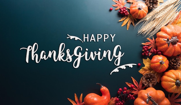 Concept de décoration de Thanksgiving et d'automne à base de feuilles d'automne et de citrouille sur fond sombre Vue de dessus à plat avec espace de copie