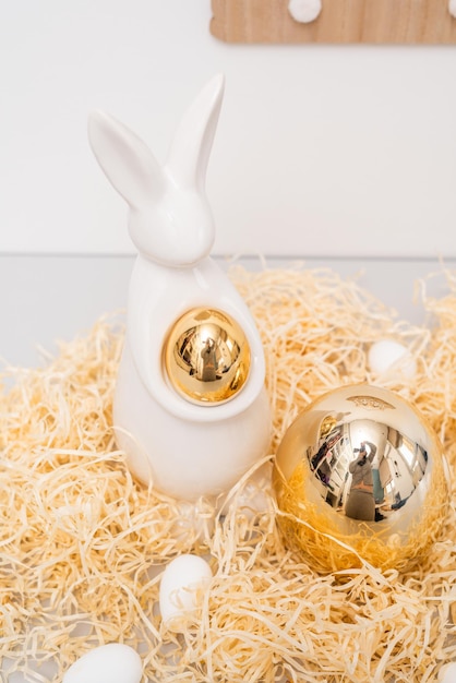 Le concept de décoration de vacances du lapin d'ester doré