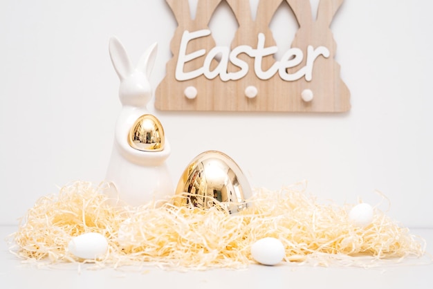 Le concept de décoration de vacances du lapin d'ester doré