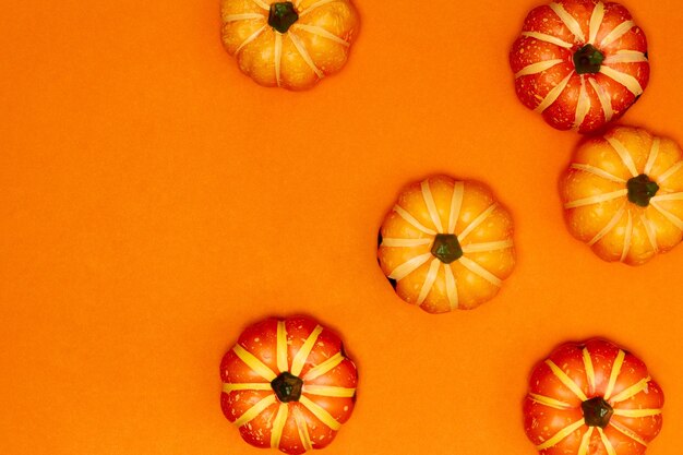 Concept de décorations d'Halloween Vue de dessus de citrouilles souriantes effrayantes sur fond orange