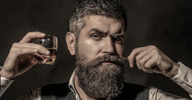 Concept de dégustation et de dégustation Homme d'affaires barbu en costume élégant avec un verre de whisky Homme buvant du whisky brandy cognac Dégustation Dégustation