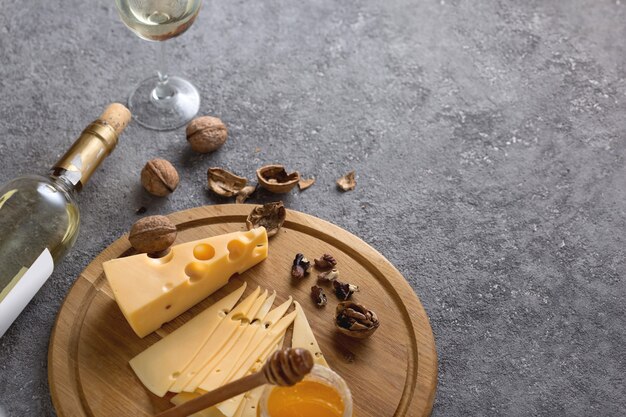 Concept de dégustation de vins avec des apéritifs traditionnels de fromage, de noix et de miel