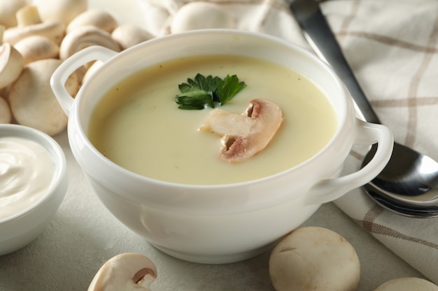 Concept de déjeuner savoureux avec bol de soupe aux champignons