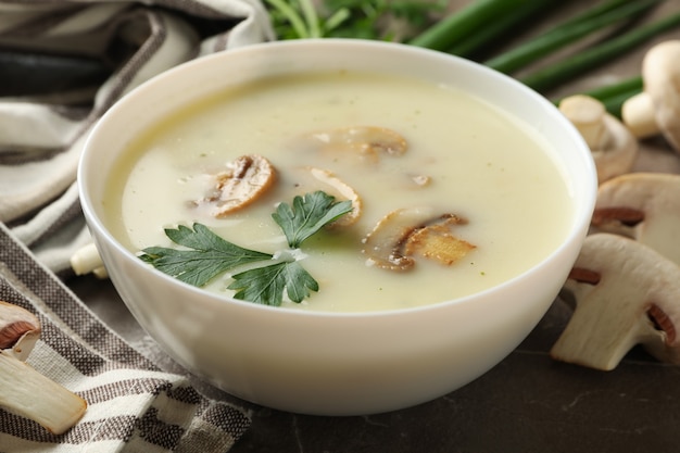 Concept de déjeuner savoureux avec bol de soupe aux champignons