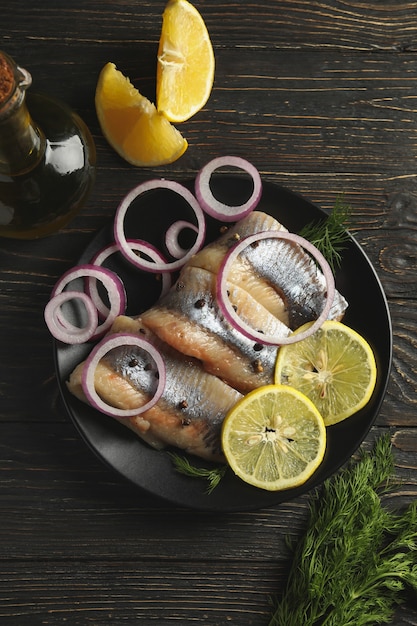 Concept de déjeuner savoureux avec du poisson hareng sur bois