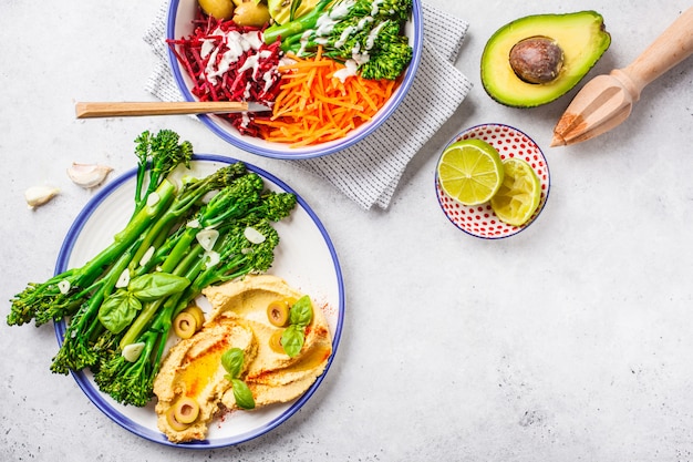 Concept de déjeuner végétalien. Salade de légumes arc-en-ciel et broccolini à l&#39;houmous.