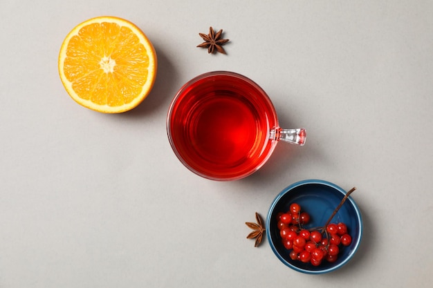 Concept de délicieuse boisson chaude thé thé aux fruits de baies