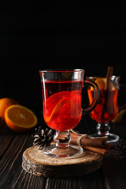 Concept de délicieuse boisson chaude thé thé aux fruits de baies