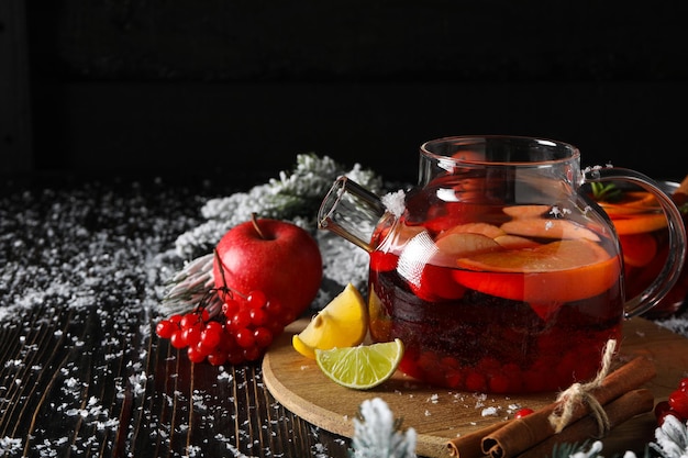 Concept de délicieuse boisson chaude thé thé aux fruits de baies