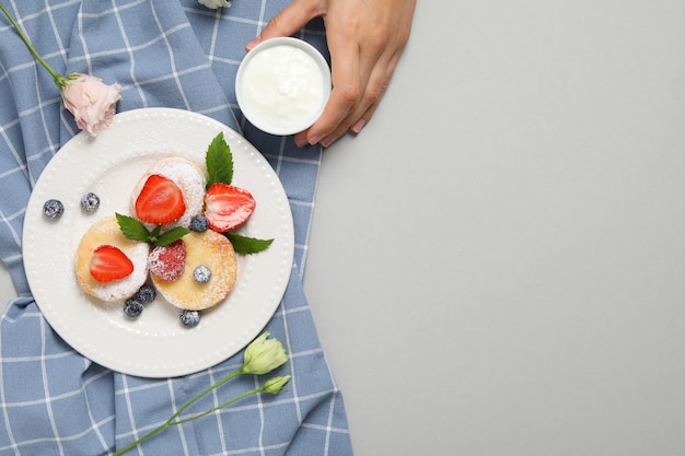 Concept de délicieuses crêpes au fromage sucré espace pour le texte